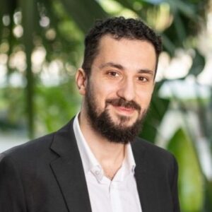 Manolis-Vlatakis-562x843